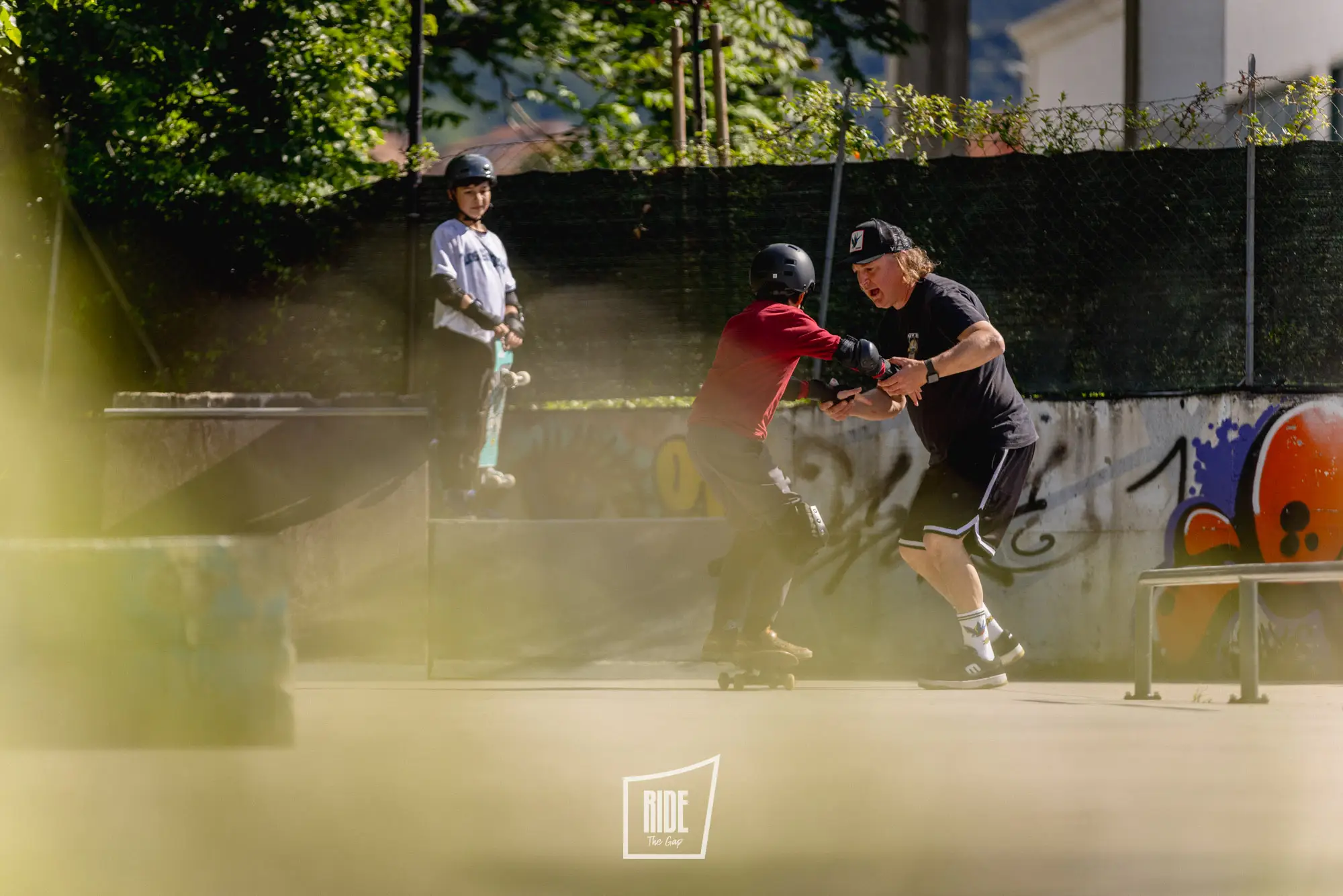Istruttore del WhyNot Skatepark insegna skateboard a un giovane allievo a Colleferro