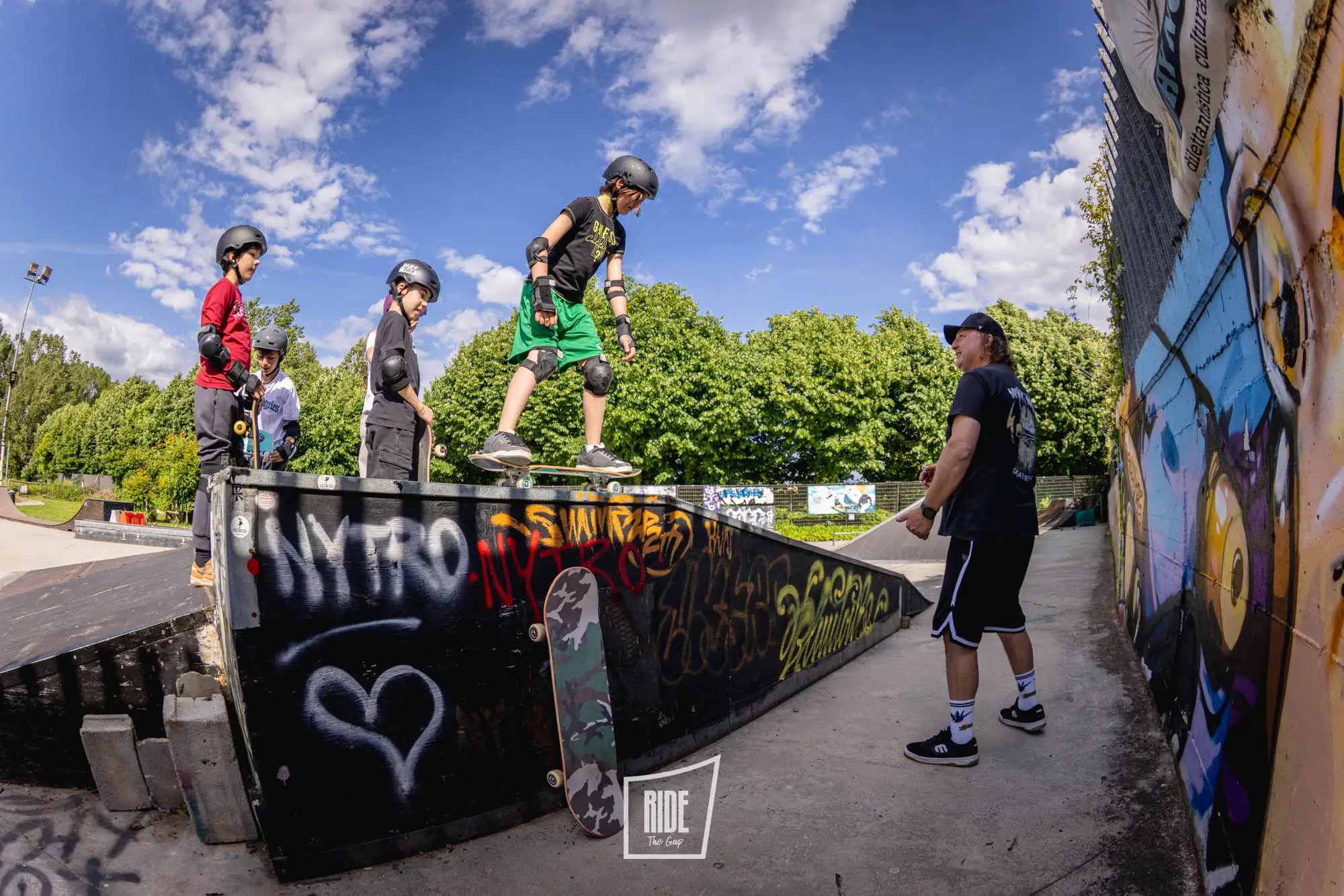 Giovani rider in fila sulla rampa del WhyNot Skatepark, community dello skateboard di Colleferro