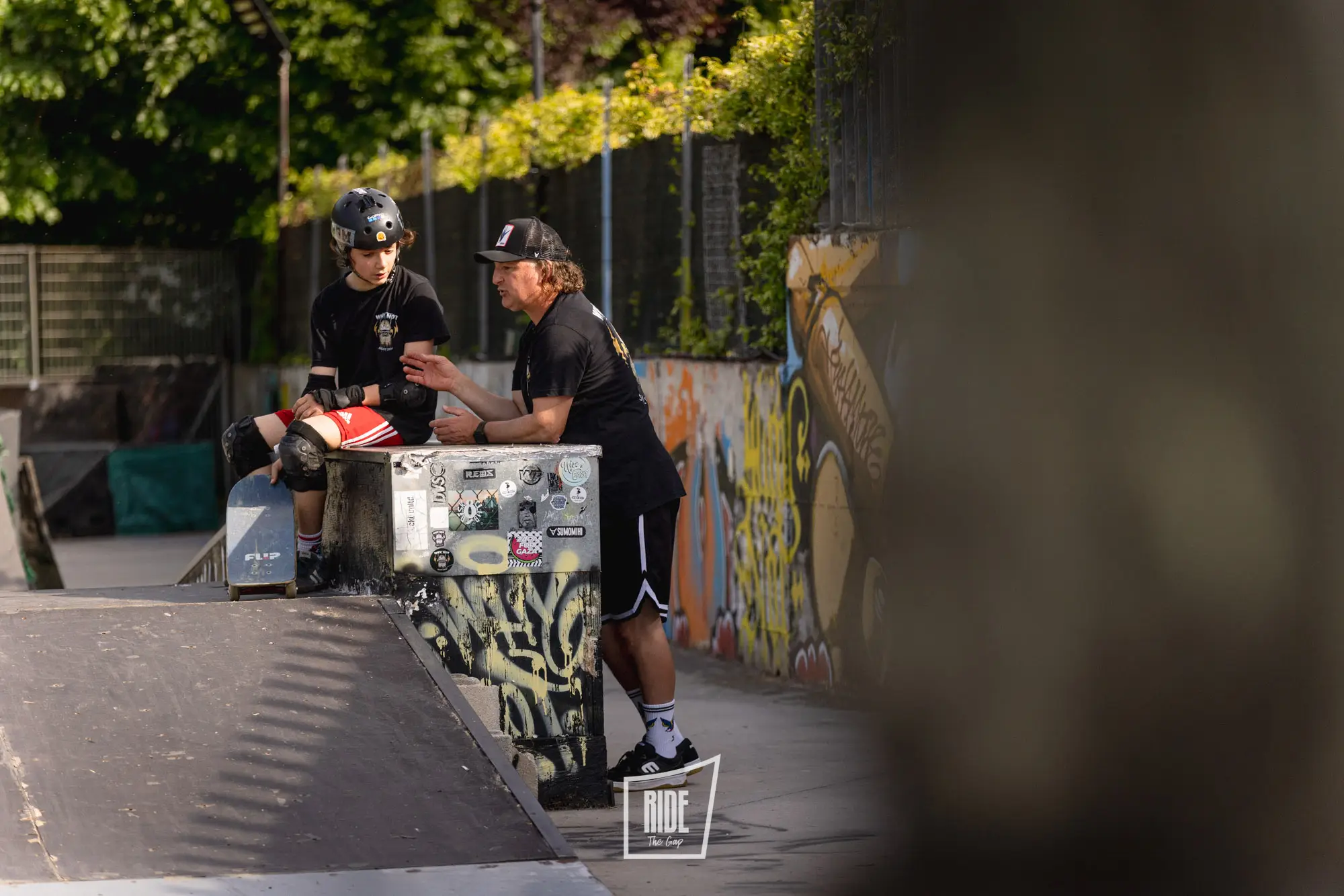 Federico Moscadellini e un collaboratore sulle rampe del WhyNot Skatepark di Colleferro