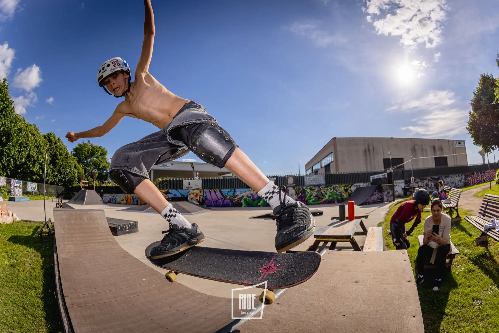 Skater esegue un trick su una rampa del WhyNot Skatepark di Colleferro
